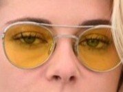 Sticker kristen stewart actrice americaine blonde yeux verts femme cannes lunettes annees 2022 2020s par PubliusOvidius