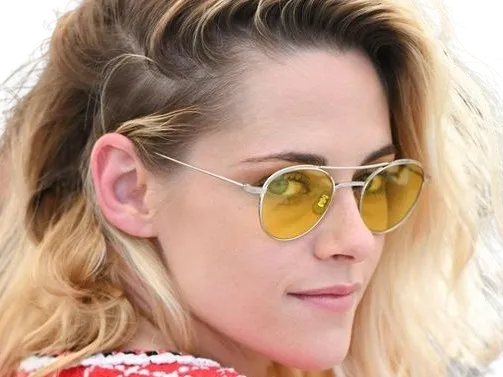 Sticker kristen stewart actrice americaine blonde yeux verts femme cannes lunettes annees 2022 2020s par PubliusOvidius