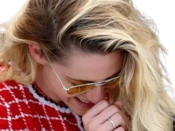 Sticker kristen stewart actrice americaine blonde yeux verts femme cannes lunettes annees 2022 2020s par PubliusOvidius