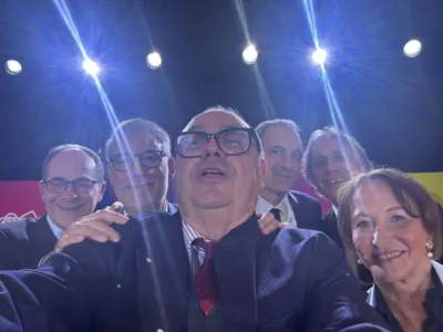 Sticker mennucci glucksmann faure royal maurel guedj selfie primaire ps parti socialiste par Manu_Macaron