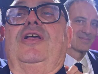 Sticker mennucci glucksmann selfie primaire ps parti socialiste raphael patrick par Manu_Macaron