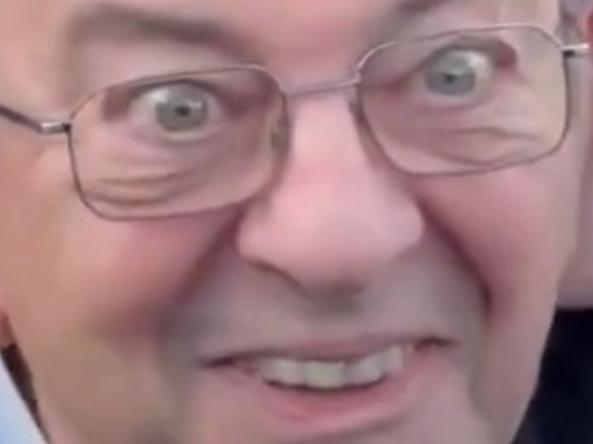 Sticker melenchon tare lfi communiste soumis sourire bande zoom malade genant elwan oreille par Chatsuffit