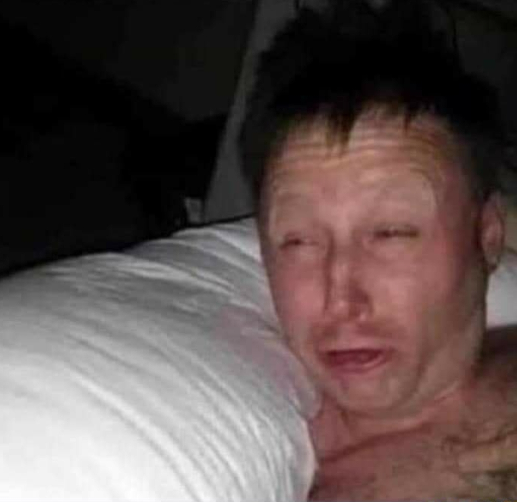 Sticker template meme sleepy guy dormir reveil fatigue lit oreiller homme fatigue extreme zombie nuit insomnie epuise gueule par risibot