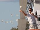 template meme leonardo dicaprio dicaprio loup de wall street jette argent billets money riche luxe yacht flambe richesse thune humour