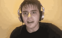Sticker template meme sweaty speedrunner speedrun gamer gif animation casque joueur stress transpire concentre jeu video streamer concentration par risibot
