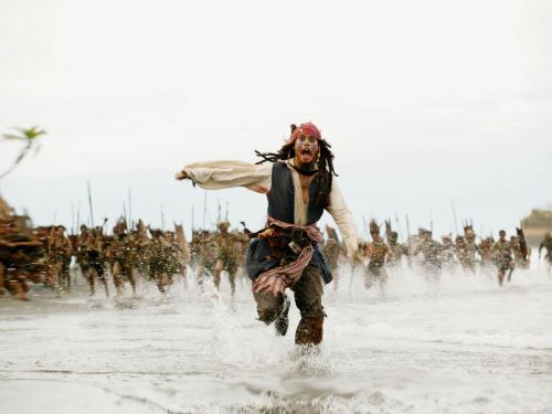 Sticker template meme jack sparrow pirates des caraibes johnny depp poursuivi course fuite foule tribu sauvage cours forrest panique pirate plage aventure par risibot