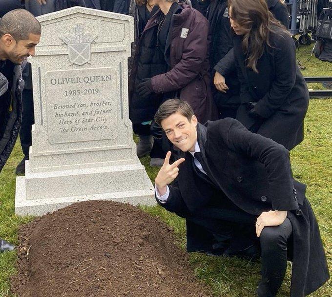 Sticker template meme funeral enterrement tombe fraiche oliver queen arrow flash grant gustin selfie cimetiere paix signe deuil irrespect mort sourire par risibot