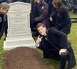 template meme funeral enterrement tombe fraiche oliver queen arrow flash grant gustin selfie cimetiere paix signe deuil irrespect mort sourire