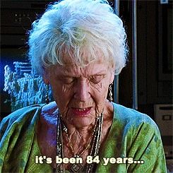 Sticker template meme 84 years 84 ans vieille dame grand mere matrix hacker temps long ordinateur vieille attente age vieux reaction drole par risibot