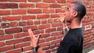 template meme talking to wall mur briques parle au mur ignore sourd inutile discussion perdu monologue discuter talking wall