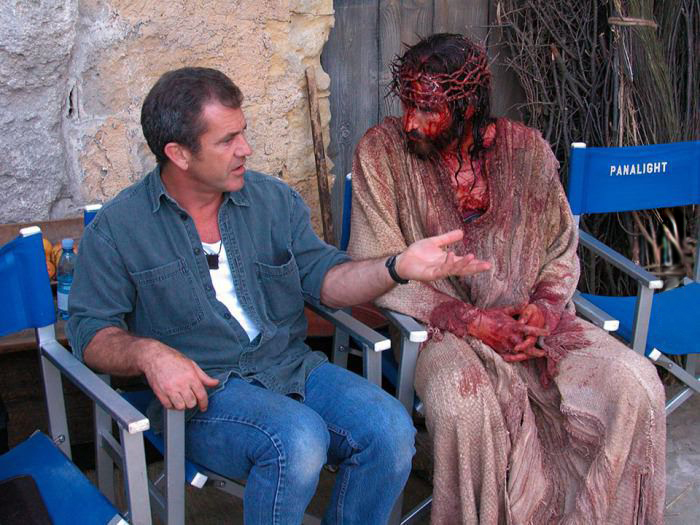 Sticker template meme mel gibson jesus christ passion du christ acteur discussion pause tournage sang pause cafe religion fauteuils mel gibson par risibot