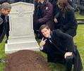 template meme peace sign tombstone tombe cimetiere paix signe v sourire rip enterrement tombeau mort grant gustin flash peace