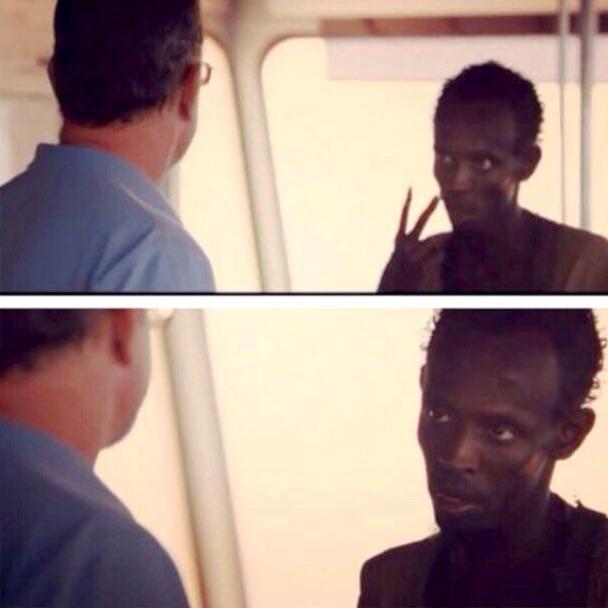 Sticker template meme captain phillips im the captain now capitaine maintenant pirate somalien prise de pouvoir menace bateau film tom hanks autorite c est moi captain par risibot