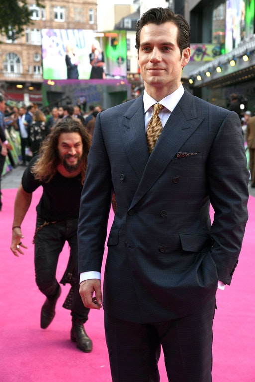 Sticker template meme jason momoa henry cavill photobomb derriere jaloux acteur aquaman superman red carpet surprise rigolo jason momoa par risibot
