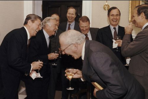 Sticker template meme hommes costumes rire moquerie riches puissants politiciens bush rigolent tricherie cynisme verre laughing men in suits rires de bureau par risibot