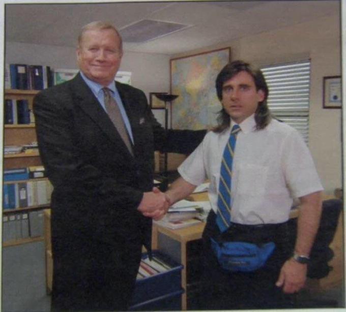 Sticker template meme office the office michael scott poignee de main ron howard serre la main accord bienvenue patron banane michael scott handshake poignee main office reaction par risibot