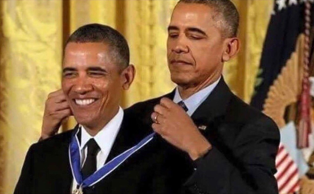 Sticker template meme obama medal obama medaille cest moi qui merite barack se donne une medaille egocentrique remise auto congratulation president usa reaction drole par risibot