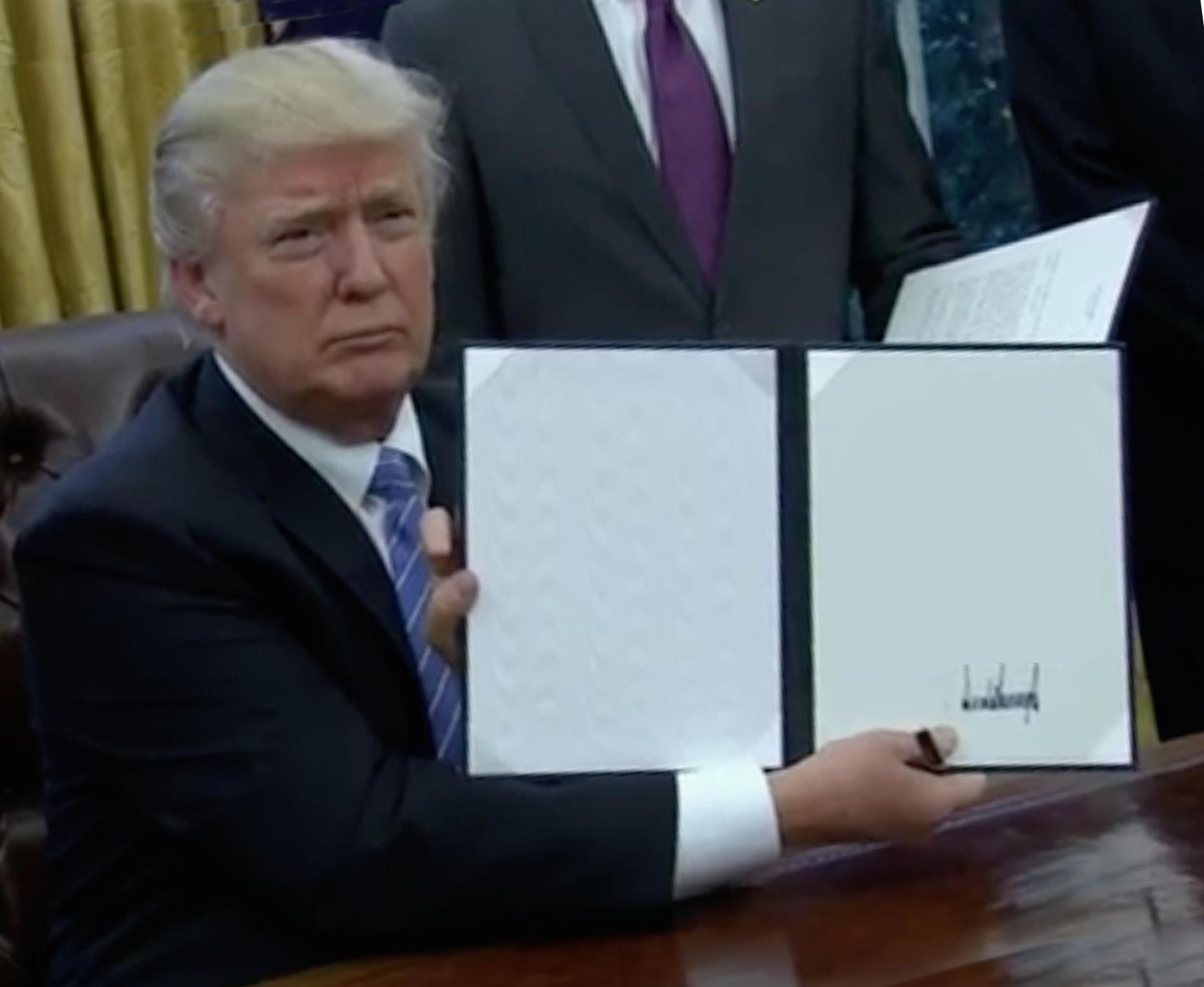 Sticker template meme trump bill signing donald trump signature decret loi president usa maison blanche document ordre tweet reaction drole par risibot