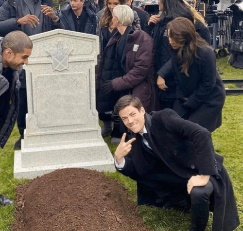 Sticker template meme grant gustin over grave tombe enterrement selfie peace irrespect flash cimetiere deuil mort rigole reaction drole par risibot