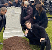 template meme grant gustin over grave tombe enterrement selfie peace irrespect flash cimetiere deuil mort rigole reaction drole