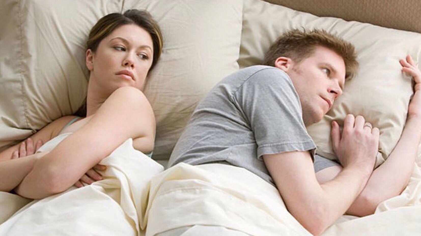 Sticker template meme lit couple pense a autres femmes elle lui tourne le dos ennui insomnie jalousie reflexion reaction drole humour par risibot