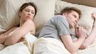 template meme lit couple pense a autres femmes elle lui tourne le dos ennui insomnie jalousie reflexion reaction drole humour