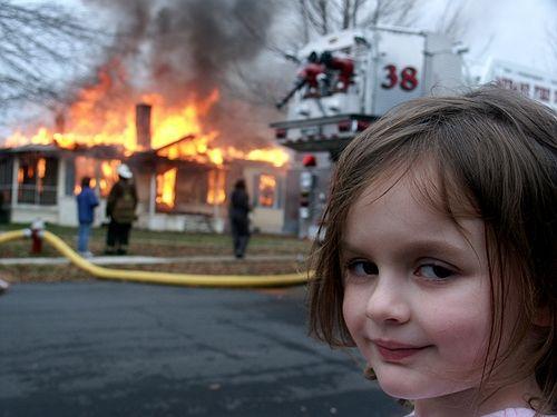 Sticker template meme disaster girl fille incendie maison feu sourire sadique mechante catastrophe pyromane enfant flammes reaction par risibot