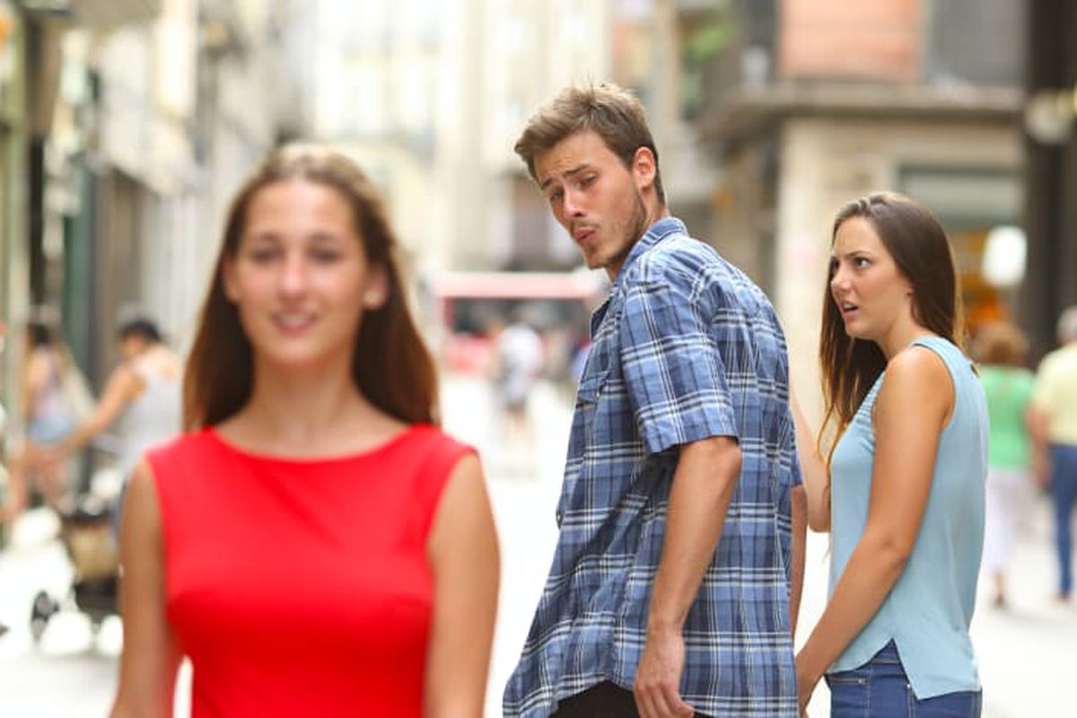 Sticker template meme distracted boyfriend copain infidele regarde copine jaloux tentation couple trahison tromperie nouvelle fille reaction par risibot