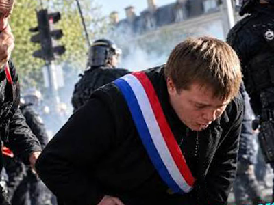 Sticker caca culotte fuite lfi malaise peur louis boyard militant manif police pleure chiasse fragile par pouette9