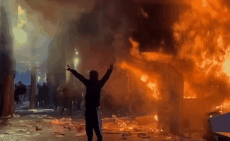 Sticker revolte revolution flamme feu chaos jeune destruction gif par Tromperie