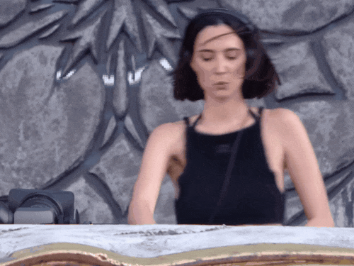 Sticker amelie lens dj belge belle style badass musique audio festival sourire par Tromperie