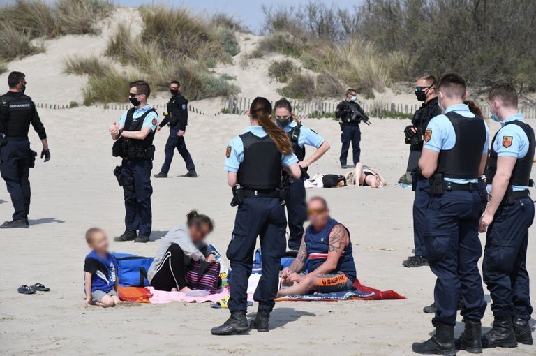 Sticker cobide masques golem plage sable controle police testation confinement gouttes veran par syrupballs