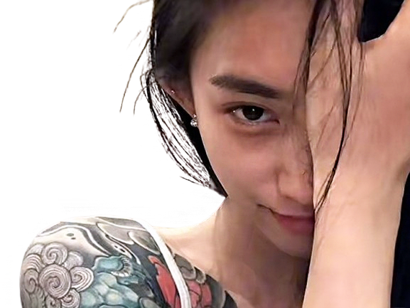 Sticker truong muc dao chinoise badass tatouage shuyao zhang sourire demoniaque cachee observation par Tromperie