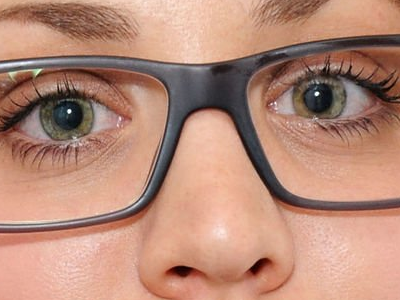 Sticker kaley cuoco actrice productrice executive mannequin americaine femme blonde yeux verts lunettes 2010s par Dark-63