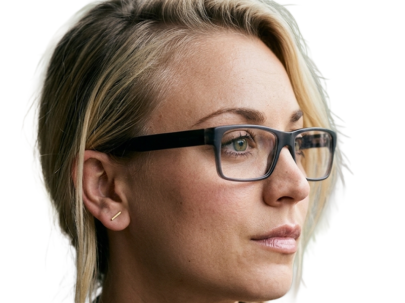 Sticker kaley cuoco actrice productrice executive mannequin americaine femme blonde yeux verts lunettes 2010s par Dark-63