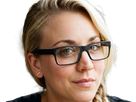 kaley cuoco actrice productrice executive mannequin americaine femme blonde yeux verts lunettes 2010s