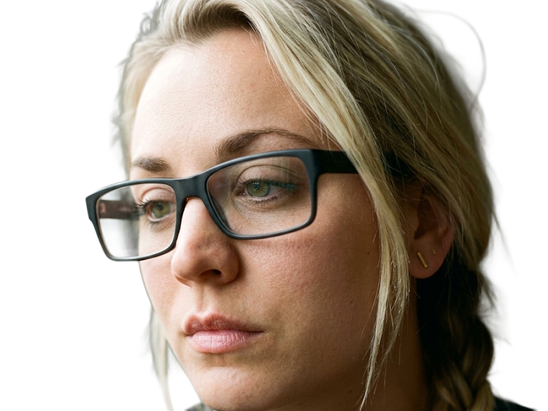 Sticker kaley cuoco actrice productrice executive mannequin americaine femme blonde yeux verts lunettes 2010s par Dark-63