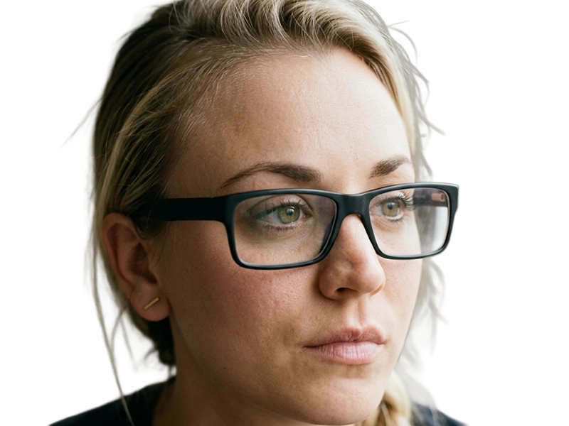 Sticker kaley cuoco actrice productrice executive mannequin americaine femme blonde yeux verts lunettes 2010s par Dark-63