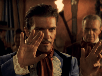 Sticker antonio banderas acteur zorro seducteur tour magie fleur drague gif par Tromperie