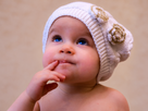 bebe doigt penser pensif reflexion cherubin dubatif doute songeur perplexe regard bonnet hesitation questionnement question