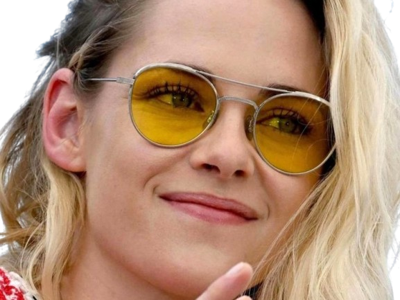 Sticker kristen stewart actrice americaine blonde yeux verts femme cannes lunettes annees 2022 2020s par PubliusOvidius