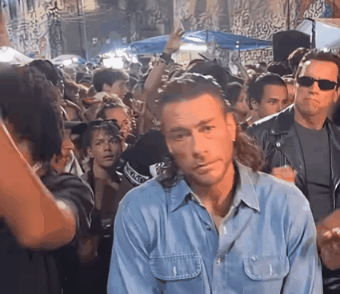 Sticker arnold schwarzenegger sylvester stallone jean claude van damme acteur dance danse style gif foule par Tromperie
