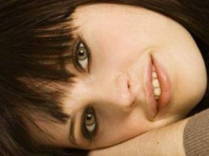 Sticker felicity jones star wars cheveux noir yeux vert poetesse non romancable dommage erato fic bloop par Bl0op