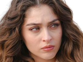 cemre baysel femme actrice vingtaine vingtenaire chatain yeux verts turque