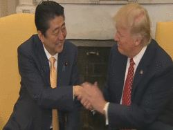 de trump poignee main gif laziat shinzo abe japon