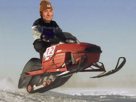 scooter-rouge-quebec-skidoo-froid-montagne-motoneige-hiver-canada-hummer-saute-risitas-jesus-bonnet-suisse