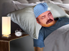 assoupi-dort-draps-lit-risitas-sommeille-sieste-coussin-veilleuse-endormie-reveille