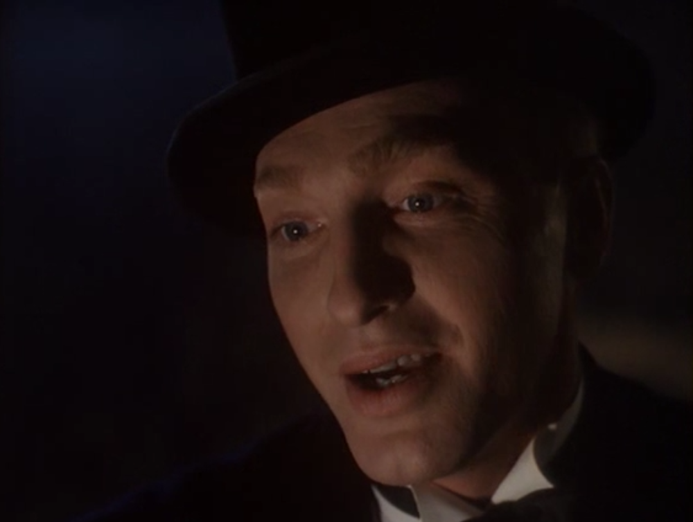 homme chapeau joie rire nuit costume