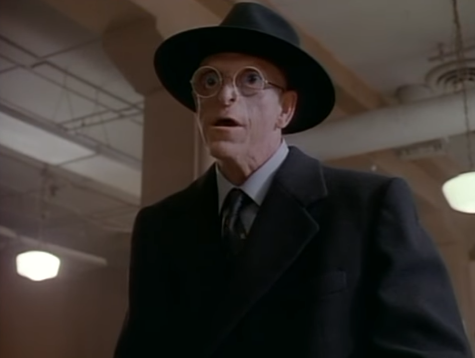 homme rire joie costume nuit chapeau